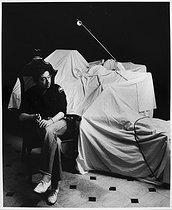 Roger-Viollet | 850770 | Serge Gainsbourg (1928-1991), French singer-songwriter, at his place. Paris, 1978. | © Bruno de Monès / Roger-Viollet