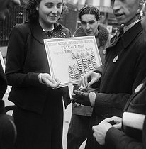 Roger-Viollet | 853503 | War 1939-1945. Occupation. The May 1st, 1941 in Paris. Young Pétain supporters sellers of badges of the marshal in the Latin Quarter. | © Pierre Jahan / Roger-Viollet