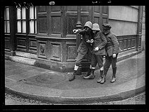 Roger-Viollet | 855497 | World War I. Group of children playing in the street. Paris, February 1917. | © Excelsior - L'Equipe / Roger-Viollet