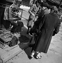 Roger-Viollet | 856359 | Bird market. Paris, April 1942. | © Pierre Jahan / Roger-Viollet