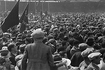 Roger-Viollet | 861240 | Front Populaire. Fête du 14 juin 1936. Meeting communiste au stade Buffalo. Montrouge (Hauts-de-Seine). | © Gaston Paris / Roger-Viollet