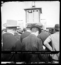 Roger-Viollet | 863990 | Grand Prix au champ de courses de Longchamp. L'affichage des gagnants. Paris, 1895. Détail d'une vue stéréoscopique. | © Léon & Lévy / Roger-Viollet