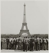 Roger-Viollet | 868027 | World War II. Group of US soldiers looking at the Eiffel Tower, at the Trocadéro. Paris (VIIth, XVIth arrondissements), 1945. Photograph by Roger Schall (1904-1995). Paris, musée Carnavalet. | © Roger Schall / Musée Carnavalet / Roger-Viollet