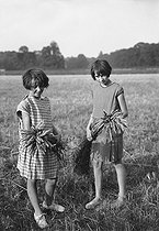 Roger-Viollet | 871902 | Child gleaning wheat after the harvest. | © Roger-Viollet / Roger-Viollet