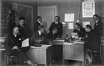 Roger-Viollet | 872461 | Editorial staff meeting in a Russian printing house. Paris, 1927. | © Boris Lipnitzki / Roger-Viollet