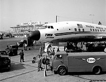 Roger-Viollet | 873065 | The first Lockheed SuperConstellation  Jetstream , from the TWA (Trans World Airlines) arriving at the Orly airport (France), 1957. | © Roger-Viollet / Roger-Viollet