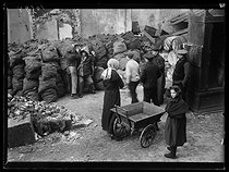 Roger-Viollet | 878967 | World War One. Coal for sale at the L'Egalitaire cooperative, rue Sambre-et-Meuse. Paris, on February 9, 1917. Photograph published in the newspaper  Excelsior , on February 10, 1917. | © Excelsior - L'Equipe / Roger-Viollet