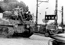 Roger-Viollet | 879712 | Guerre 1939-1945. Groupe de blindés américains pénétrant dans Rome (Italie). | © Roger-Viollet / Roger-Viollet