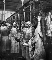 Roger-Viollet | 882390 | Meat wholesale at the Halles market : weighing. Paris (Ist arrondissement), circa 1900. Detail from a stereoscopic view. | © Léon & Lévy / Roger-Viollet