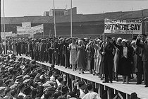 Roger-Viollet | 884923 | Front Populaire. Meeting communiste, délégations de grévistes au stade Buffalo de Montrouge (Hauts-de-Seine). 14 juin 1936. | © Gaston Paris / Roger-Viollet
