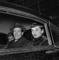 Roger-Viollet | 885034 | Audrey Hepburn (1929-1993), British actress, with her husband, Mel Ferrer (1917-2008), American actor and director. Paris, on February 22, 1955. | © Alain Adler / Roger-Viollet