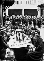 Roger-Viollet | 886281 | Front populaire, juin 1936. Repas des grévistes du magasin des Trois Quartiers, dans la cour. | © Roger-Viollet / Roger-Viollet