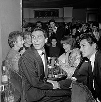 Roger-Viollet | 887748 | Suzanne Flon, Gilbert Bécaud, Romy Schneider at the premiere of  l'Opera d'Aran  by Gilbert Bécaud. Paris, Club Saint-Hilaire. October 1962. | © Studio Lipnitzki / Roger-Viollet