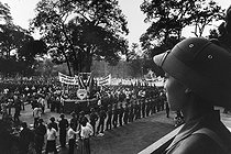 Roger-Viollet | 888171 | Vietnam War (1955-1975). Fall of Saigon. North Vietnamese soldiers celebrating their victory over the South and the United States. Saigon (Vietnam), 1975. | © Succession Demulder / Françoise Demulder / Roger-Viollet