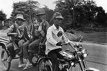 Roger-Viollet | 896041 | Cambodian version of the  Marne's Taxis : soldiers taken to the front. Cambodia, 1974. | © Succession Demulder / Françoise Demulder / Roger-Viollet
