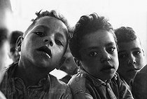 Roger-Viollet | 897865 | Ecole construite par les militaires pour les enfants du douar (village) de M'Zaourat dans la région de Mascara, pendant la guerre d'Algérie, été 1961. Photographie de Jean-Pierre Laffont (né en 1935). | © Jean-Pierre Laffont / Roger-Viollet