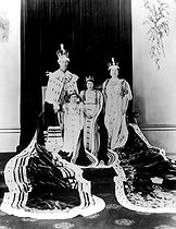 Roger-Viollet | 898554 | Coronation of King George VI of England. The King, Queen Elizabeth and princesses Elizabeth and Margaret. On May 12, 1937. | © Roger-Viollet / Roger-Viollet