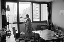 Roger-Viollet | 898584 | Woman and her child in one of the first HLMs (French subsidised housing). Vitry-sur-Seine (France), 1965. | © Janine Niepce / Roger-Viollet