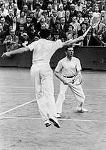 Roger-Viollet | 912563 | Jean Borotra et Jacques Brugnon en double, Coupe Davis 1930. Paris, stade Roland-Garros | © Roger-Viollet / Roger-Viollet