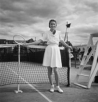 Roger-Viollet | 913131 | Joueuse de tennis. Deauville (Calvados), 1939. | © Boris Lipnitzki / Roger-Viollet