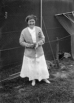 Roger-Viollet | 913506 | World championship of tennis. Elisabeth Ryan (1892-1979), American tennis player. Paris, 1913. | © Maurice-Louis Branger / Roger-Viollet