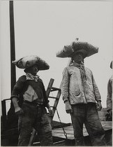 Roger-Viollet | 913782 | Docker carrying a sack on his head, at the port de Paris, 1932-1938. Photograph by Jean Roubier (1896-1981). Bibliothèque historique de la Ville de Paris. | © Jean Roubier / BHVP / Roger-Viollet
