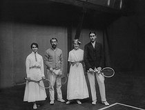 Roger-Viollet | 916971 | Match of tennis. Mixed teams. Of left on the right : Miss Matthey, Dodge, Miss Broquedis, Gobert. France, 1911. | © LAPI / Roger-Viollet