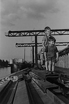 Roger-Viollet | 917560 | Along the river Deûle. Children of boatmen. Lille (France), 1953. Photograph by Jean Marquis (1926-2019). | © Jean Marquis / Roger-Viollet