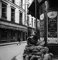 Roger-Viollet | 918342 | World War II. Liberation of Paris. FFI (French Forces of the Interior) lookout at the corner of a street, August 23-24, 1944. | © Pierre Jahan / Roger-Viollet