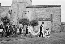 Roger-Viollet | 918463 | Wedding of farmers. Foussignac (Charente, France), 1965. Photograph by Janine Niepce (1921-2007). | © Janine Niepce / Roger-Viollet