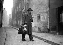 Roger-Viollet | 920508 | World War II. Parisian man carrying a goose bought for Christmas, 1943. | © LAPI / Roger-Viollet