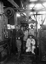 Roger-Viollet | 923063 | Miners waiting to go down in the mine shaft. Mines de la Loire company. Saint-Etienne (France), about 1910. | © CAP / Roger-Viollet