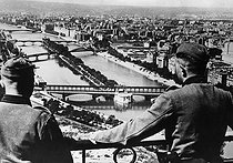Roger-Viollet | 923962 | World War II. German soldiers on the Eiffel Tower. Paris, 1940. | © LAPI / Roger-Viollet
