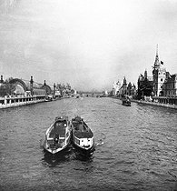 Roger-Viollet | 924284 | 1900 World Fair in Paris. Panorama of the two banks of the river Seine. | © Léon & Lévy / Roger-Viollet