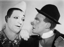 Roger-Viollet | 927068 | The clowns Rhum and Alex of the Médrano circus. Paris, 1950. | © Laure Albin Guillot / Roger-Viollet