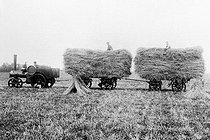 Roger-Viollet | 928793 | Mann's Leeds tractor towing two wheat cars. England, 1920. | © Jacques Boyer / Roger-Viollet