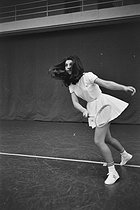 Roger-Viollet | 929303 | Sheila (born in 1945), French singer, playing tennis, 1968. Photograph by Georges Kelaïditès (1932-2015). | © Georges Kelaïditès / Roger-Viollet