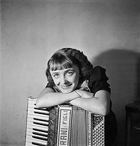Roger-Viollet | 929825 | Edith Piaf (1915-1963), chanteuse française, en 1936. Photo colorisée. | © Boris Lipnitzki / Roger-Viollet