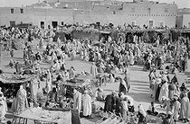 Roger-Viollet | 930410 | Overview of the market. Touggourt (Algeria), December 1953. Photograph by Jean Marquis (1926-2019). | © Jean Marquis / Roger-Viollet