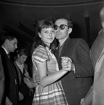 Roger-Viollet | 932683 | Anna Karina (1940-2019), Danish-born French actress, dancing with Jean-Luc Godard (1930-2022), Swiss-born French director, at the Club Saint-Hilaire. Paris, 1962. | © Roger-Viollet / Roger-Viollet