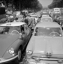 Roger-Viollet | 932856 | Traffic jams on the quai des Tuileries. Paris (Ist arrondissement), May 1961. | © Roger-Viollet / Roger-Viollet