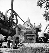Roger-Viollet | 937130 | Threshing of the wheat in Touraine. August 1937. | © Pierre Jahan / Roger-Viollet