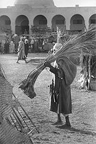 Roger-Viollet | 938079 | Market. Touggourt (Algeria), December 1953. Photograph by Jean Marquis (1926-2019). | © Jean Marquis / Roger-Viollet