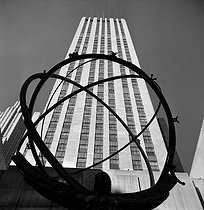 Roger-Viollet | 939162 | Rockefeller Center, the International Building and the Atlas bronze statue by Lee Lawrie (1877-1963). New York (United States), December 1955. | © Roger-Viollet / Roger-Viollet