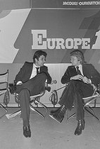 Roger-Viollet | 940454 | Gilbert Bécaud (1927-2001) and Claude François (1939-1978), French singers. Paris, Europe 1 radio station, circa 1975. | © Jacques Cuinières / Roger-Viollet