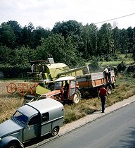 Roger-Viollet | 941768 | Combine harvester in Ile-de-France. | © Roger-Viollet / Roger-Viollet