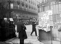 Roger-Viollet | 946629 | Sale of Russian newspapers at the exit of the cathedral of the rue Daru. Paris (France), around 1930. | © Albert Harlingue / Roger-Viollet