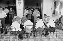 Roger-Viollet | 948316 | Colons jouant aux cartes. Alger (Algérie), 1958. Photographie de Jean Marquis (1926-2019). | © Jean Marquis / Roger-Viollet