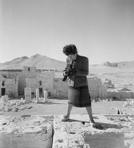 Roger-Viollet | 948826 | Hélène Roger-Viollet (1901-1985), French photographer, at the top of the Temple of Bel, photographed by her guide. Palmyra (Syria), November 1953. | © Hélène Roger-Viollet / Roger-Viollet