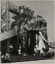 Roger-Viollet | 951141 | [Paris]. Jardin des Tuileries, fête de la Révolution [pour le bicentenaire de la révolution française]. L'éléphant de la mémoire | © Edith Gérin / BHVP / Roger-Viollet